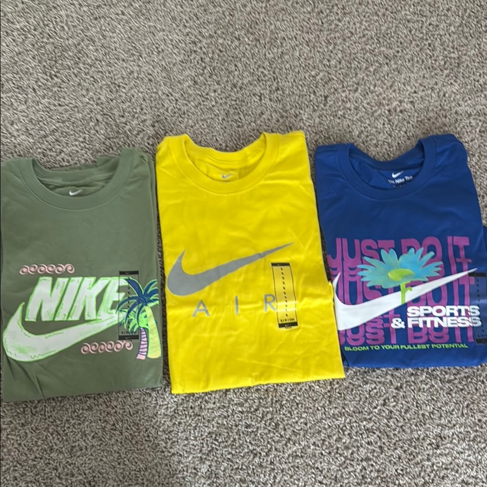Nike Men’s size Small - Green, Yellow and Blue Short Sleeve Tees